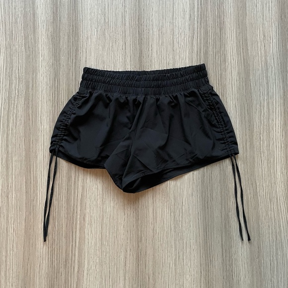 OFFLINE by Aerie Ruched Hot Stuff Short Black Small - Picture 9 of 9